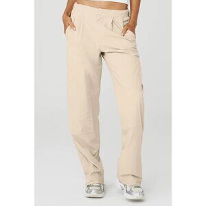 ALO Yoga Flip It Trousers in Macadamia